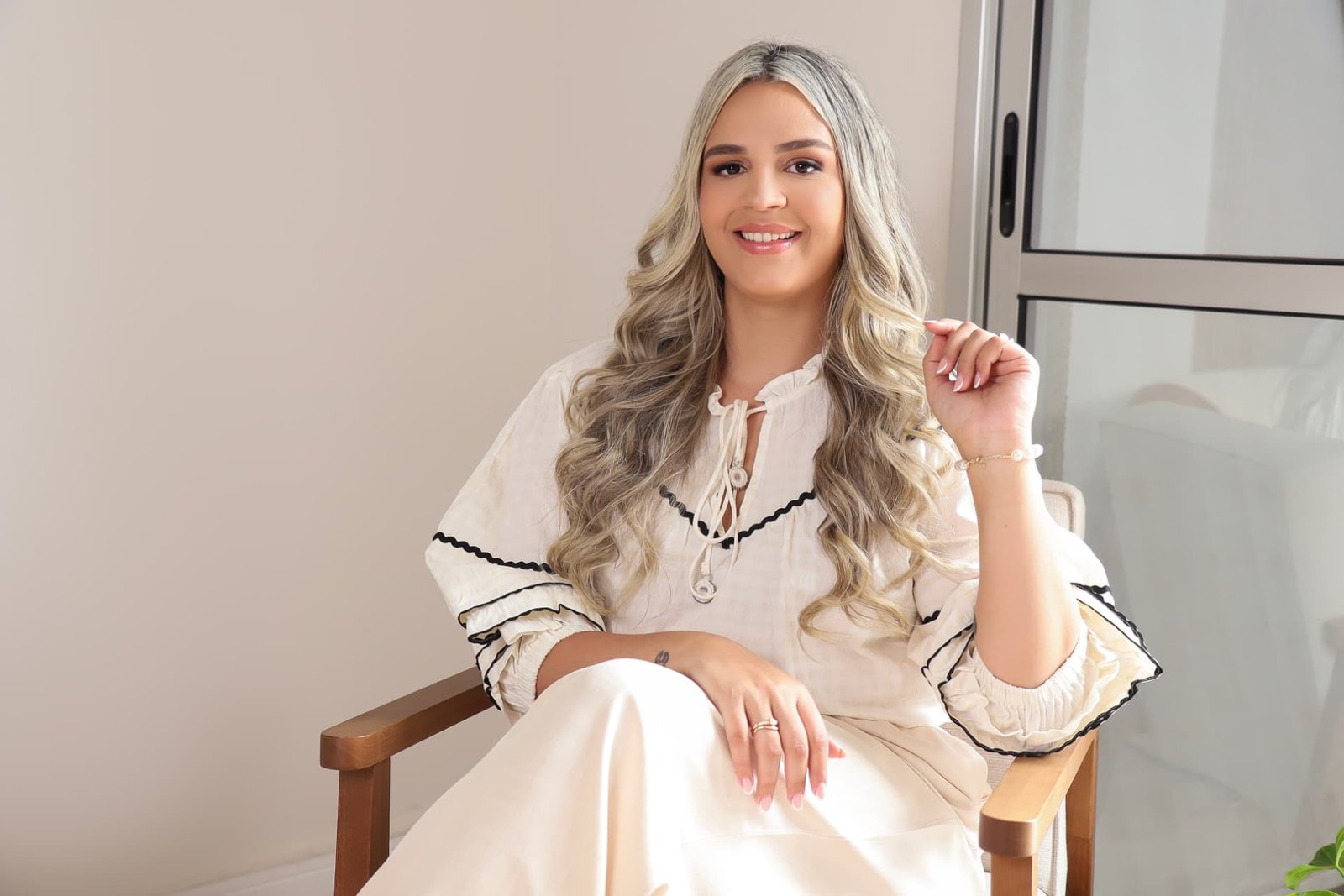 Dra. Mayara Barbosa sorrindo em seu escritório